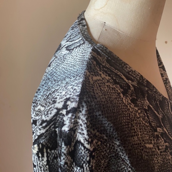 90s VINTAGE | Velvet Python Top - Picture 4 of 7